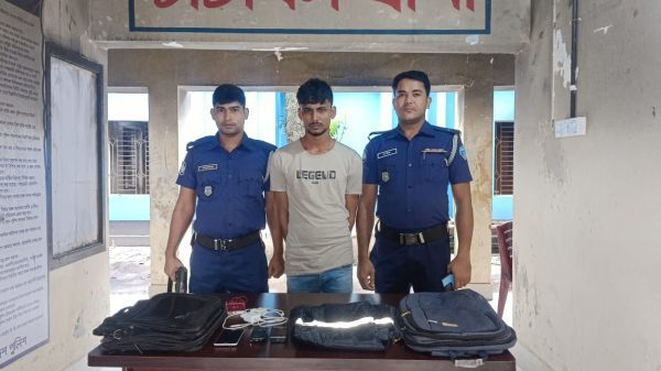 থানা থেকে লুট হওয়া মোবাইল ফোনসহ যুবক গ্রেপ্তার