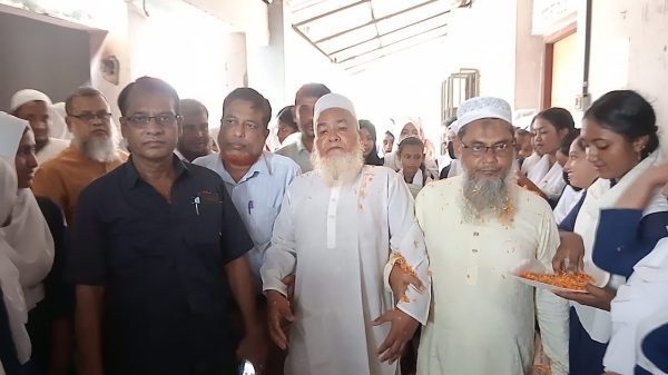 চাটখিলে ফুল সজ্জিত গাড়িতে শিক্ষক মোহাম্মদ আলীর রাজকীয় বিদায়