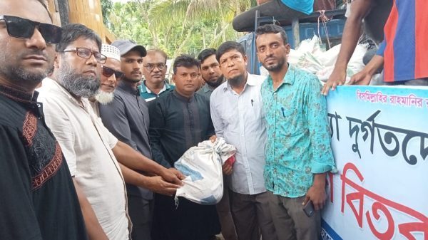 চাটখিলে স্বেচ্ছাসেবক দলের ত্রাণ সামগ্রী বিতরণ