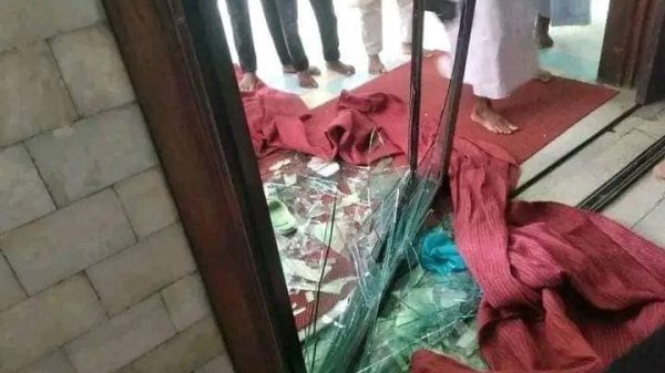 বায়তুল মোকাররমে দুই পক্ষের সংঘর্ষ