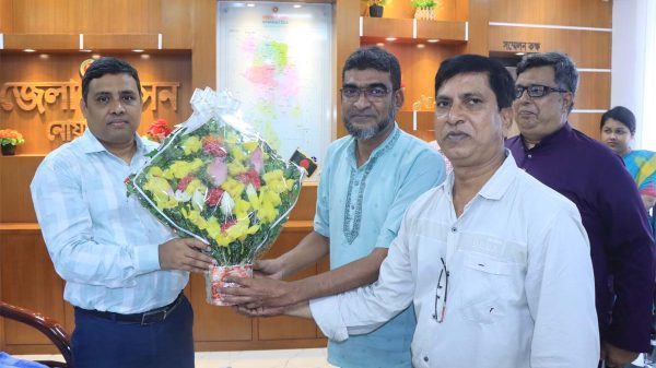 বন্যা দূর্গতদের পূনর্বাসন কার্যক্রম নিয়ে জেলা প্রশাসকের সাথে দ্বীপ উন্নয়ন সংস্থার শুভেচ্ছা ও মতবিনিময়
