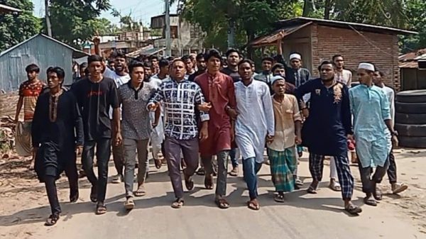 লংগদুতে উপজাতীয় সন্ত্রাসী কতৃক মসজিদে হামলার প্রতিবাদে বিক্ষোভ মিছিল