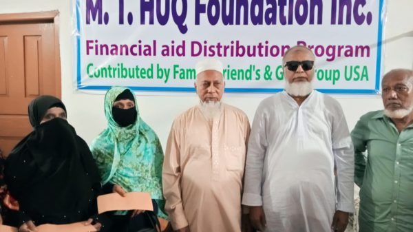 নোয়াখালীতে বন্যায় ক্ষতিগ্রস্ত মানুষের জন্য এম.টি হক ফাউন্ডেশনের নগদ অর্থ বিতরণ