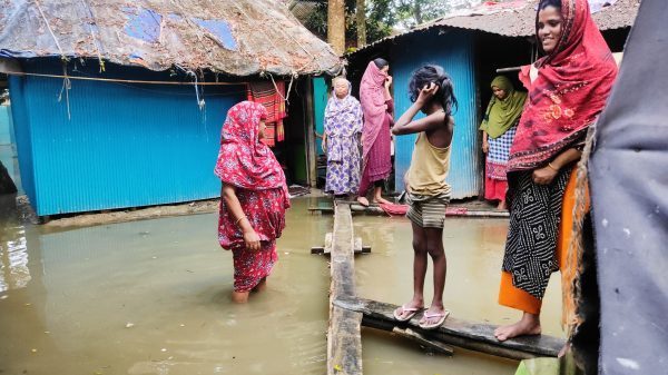 নোয়াখালীতে এখনো পানিবন্দি ১২লাখ মানুষ, গলার কাঁটা খাল দখল-বাঁধ