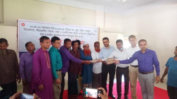 উৎপাদন বৃদ্ধির লক্ষ্যে বিনামূল্যে সার ও বীজ বিতরণ