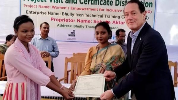 ঠাকুরগাঁওয়ে শিক্ষার্থীদের মাঝে সার্টিফিকেট বিতরণ
