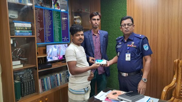 গজারিয়ায় হারানো মোবাইল উদ্ধার করে মালিক’কে বুঝিয়ে দিল পুলিশ.