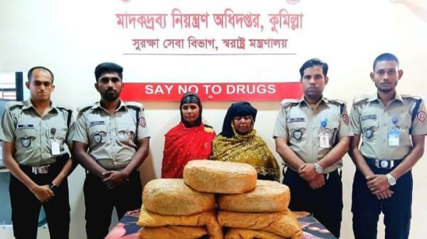 কুমিল্লায় ১৩ কেজি গাঁজাসহ দুই নারী আটক