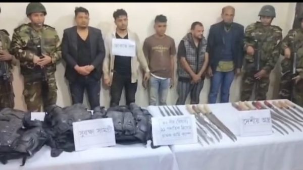 সুনামগঞ্জের ছাতকে ডাকাত সন্দেহে অস্ত্রসহ আটক ৫