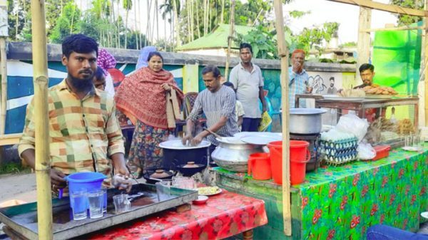 শীতের আগমনে লালমনিরহাটে জমেছে পিঠার দোকান