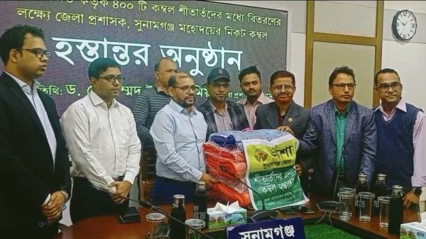 সুনামগঞ্জ জেলা প্রশাসকের নিকট আশা’র ৪০০ কম্বল হস্তান্তর