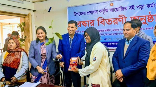 দূর্গাপুরে বই পড়ে পুরস্কার পেল ১২ শিক্ষার্থী