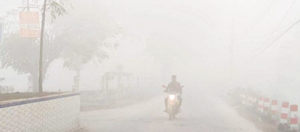 কুয়াশায় ঢেকেঁছে ঠাকুরগাঁও,বাড়ছে শীতের তীব্রতা