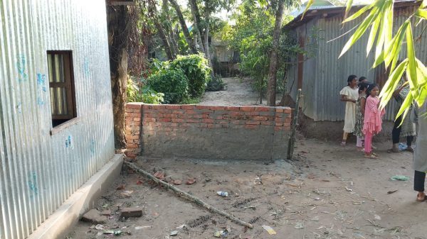 বুড়িচংয়ে চলাচলের রাস্তায় দেয়াল নির্মাণ করে বন্ধ করে দেওয়ার অভিযোগ উঠেছে