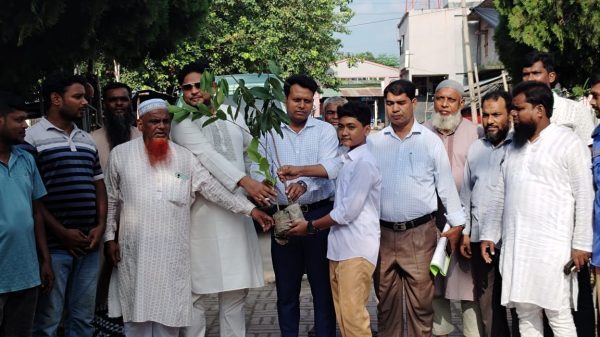 শিবগঞ্জে শিক্ষার্থীদের মাঝে গাছের চারা বিতরণ