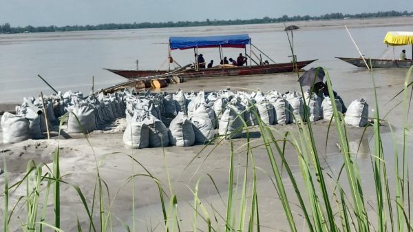 ডিমলায় বন্যাকবলিত মানুষের পাশে পানি উন্নয়ন বোর্ড: শুরু ভাঙনরোধ কাজ