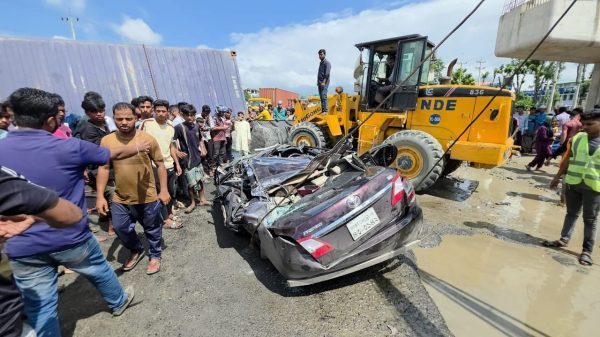 কুমিল্লায় লরির চাপায় প্রাইভেটকারের ৪ যাত্রী নিহত