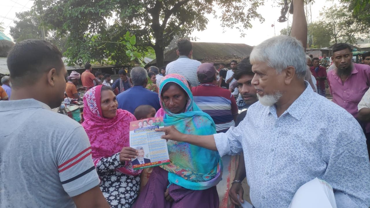 তারেক রহমানের ৩১ দফা বাস্তবায়নে শিবগঞ্জে লিফলেট বিতরণ