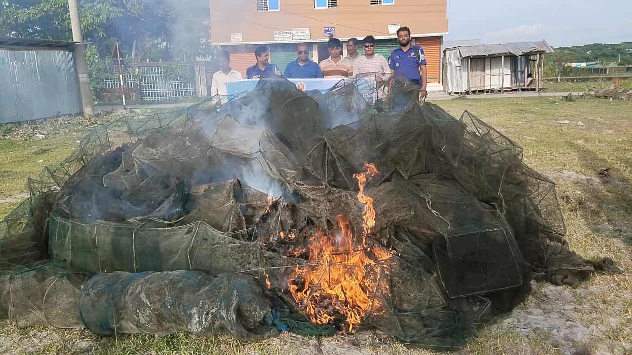রাঙ্গাবালীতে ৪৪টি অবৈধ চায়না দুয়ারী জাল জব্দ ও ধ্বংস।