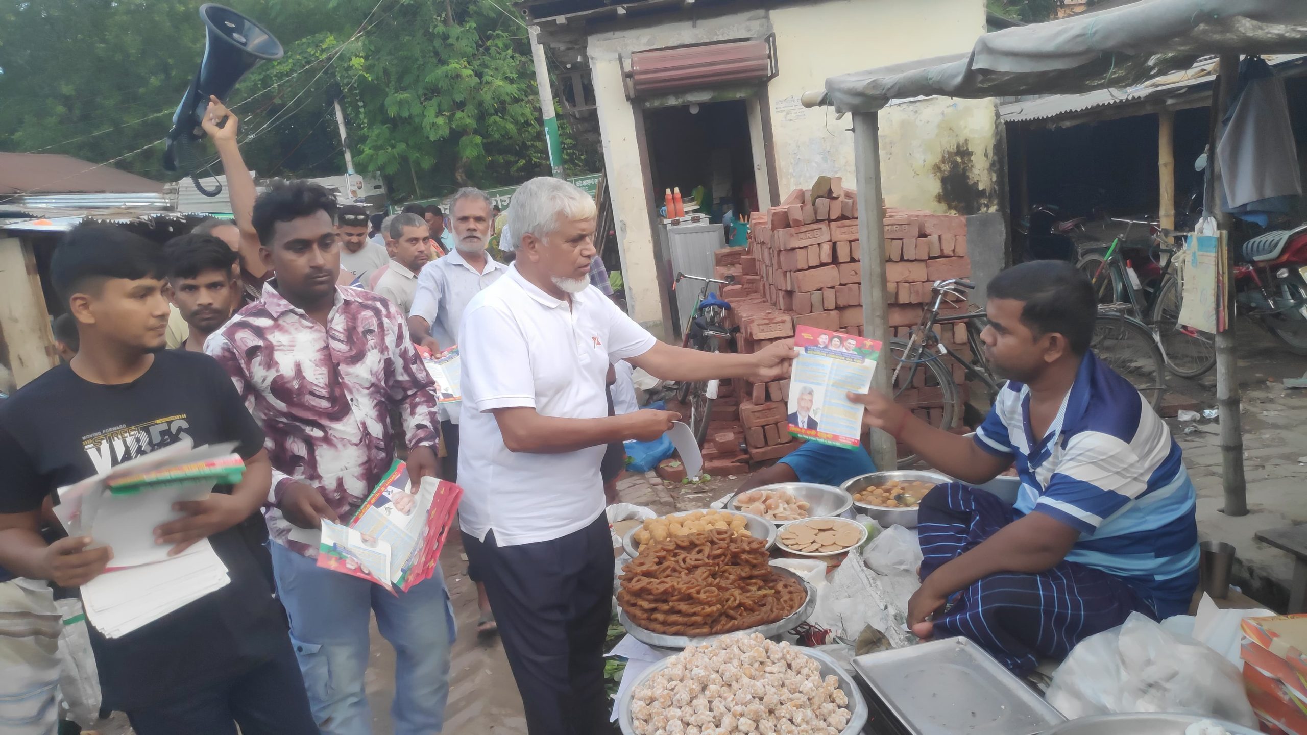 তারেক রহমানের ৩১ দফা বাস্তবায়নে শিবগঞ্জে লিফলেট বিতরণ