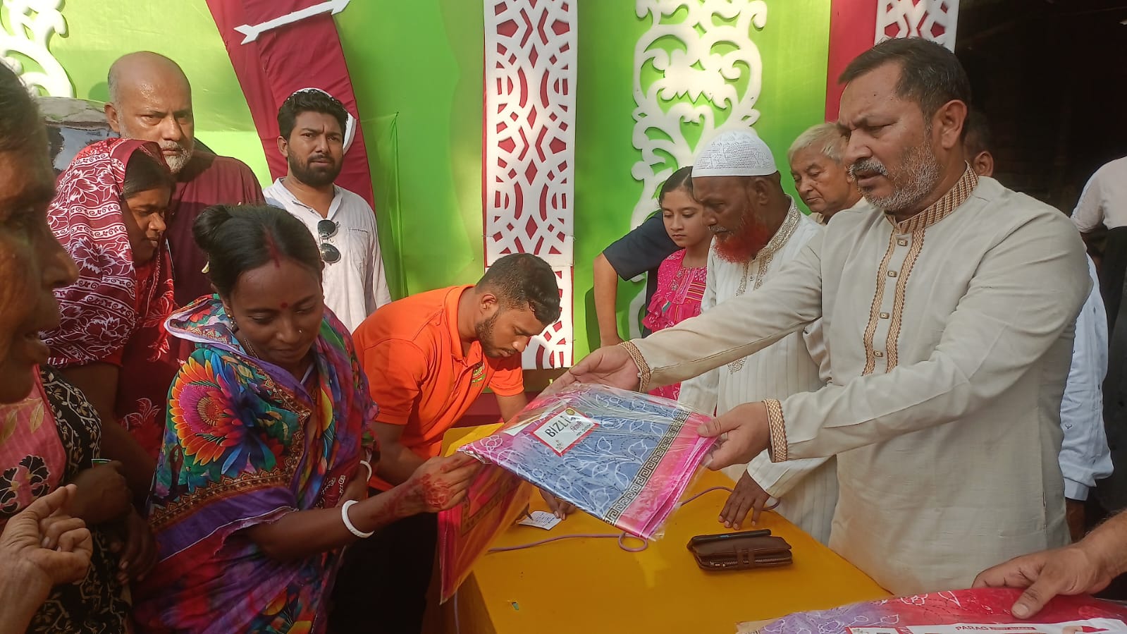 নওগাঁয় তারেক রহমানের পক্ষ থেকে মন্দিরে শারদীয় উপহার বিতরণ করলেন বিএনপি নেতা মাসুদ হাসান তুহিন