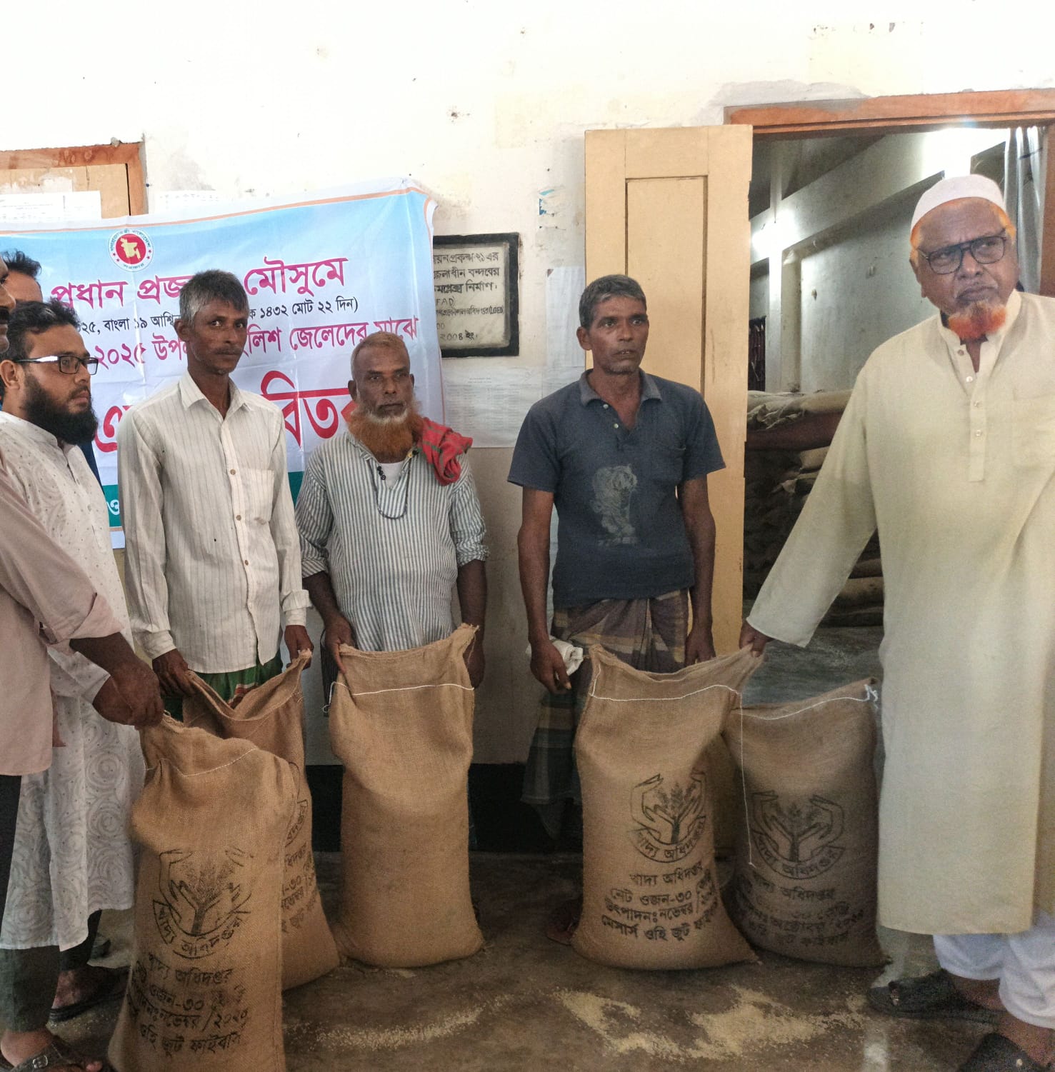 রৌমারীতে জেলেদের চাল বিতরণে অনিয়ম ও দুর্নীতির অভিযোগ ইউপি চেয়ারম্যানের বিরুদ্ধে