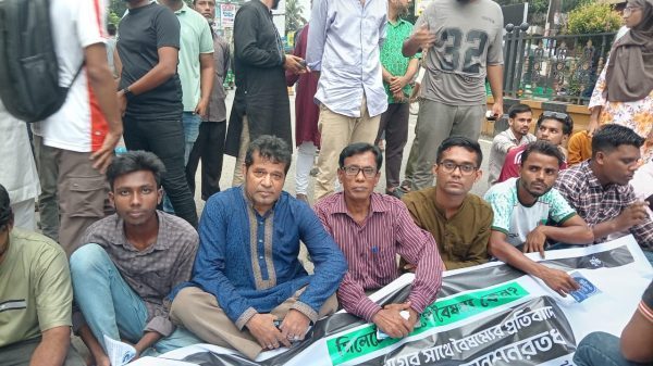 সিলেটের সাথে বৈষম্য কেন, ছাত্র-জনতার রাস্তা অবরোধ