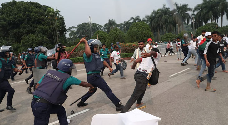 ‘জুলাই যোদ্ধারা’ পুলিশের লাঠিপেটায় সংসদ ভবন ছাড়লেন