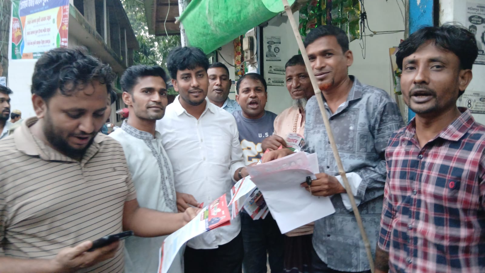 সোনাইমুড়ীতে ছাত্রদলের পক্ষ থেকে লিফলেট বিতরণ