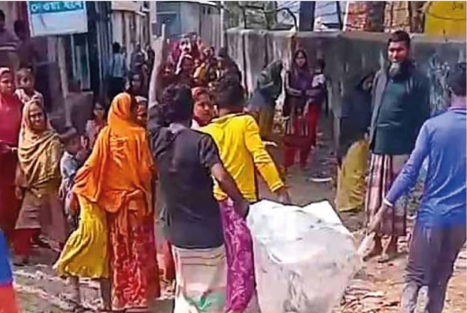 কুমিল্লায় মাটিবাহী ট্রাক চাপায় ৬ বছরের শিশু নিহত