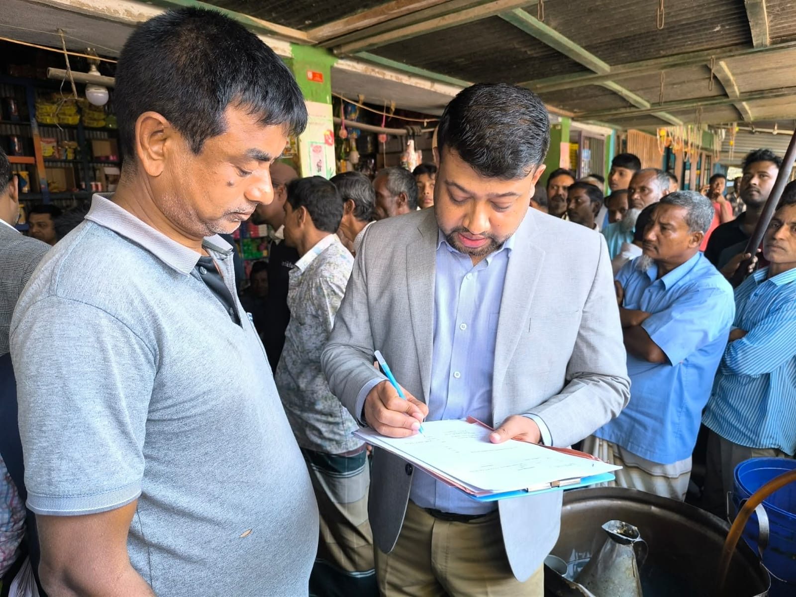 ডিমলায় অবৈধ মিনি পেট্রোল পাম্পের বিরুদ্ধে অভিযান, জরিমানা ও জ্বালানি জব্দ