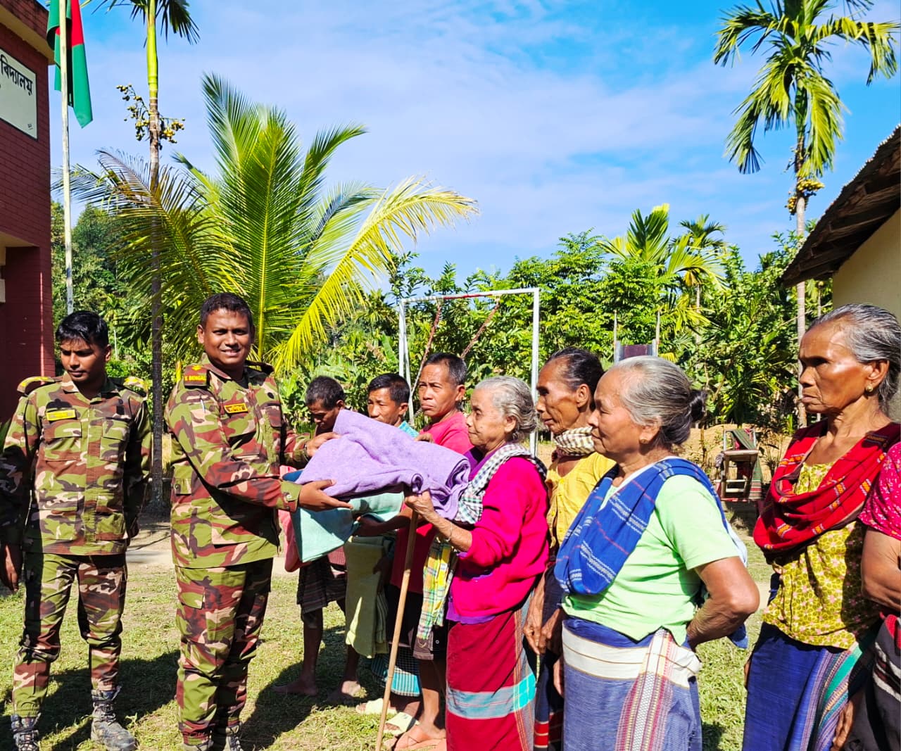 শীতার্ত মানুষের কষ্ট লাঘবে নানিয়ারচর জোন এর উদ্যোগে বিনামূল্যে শীতবস্ত্র বিতরণ