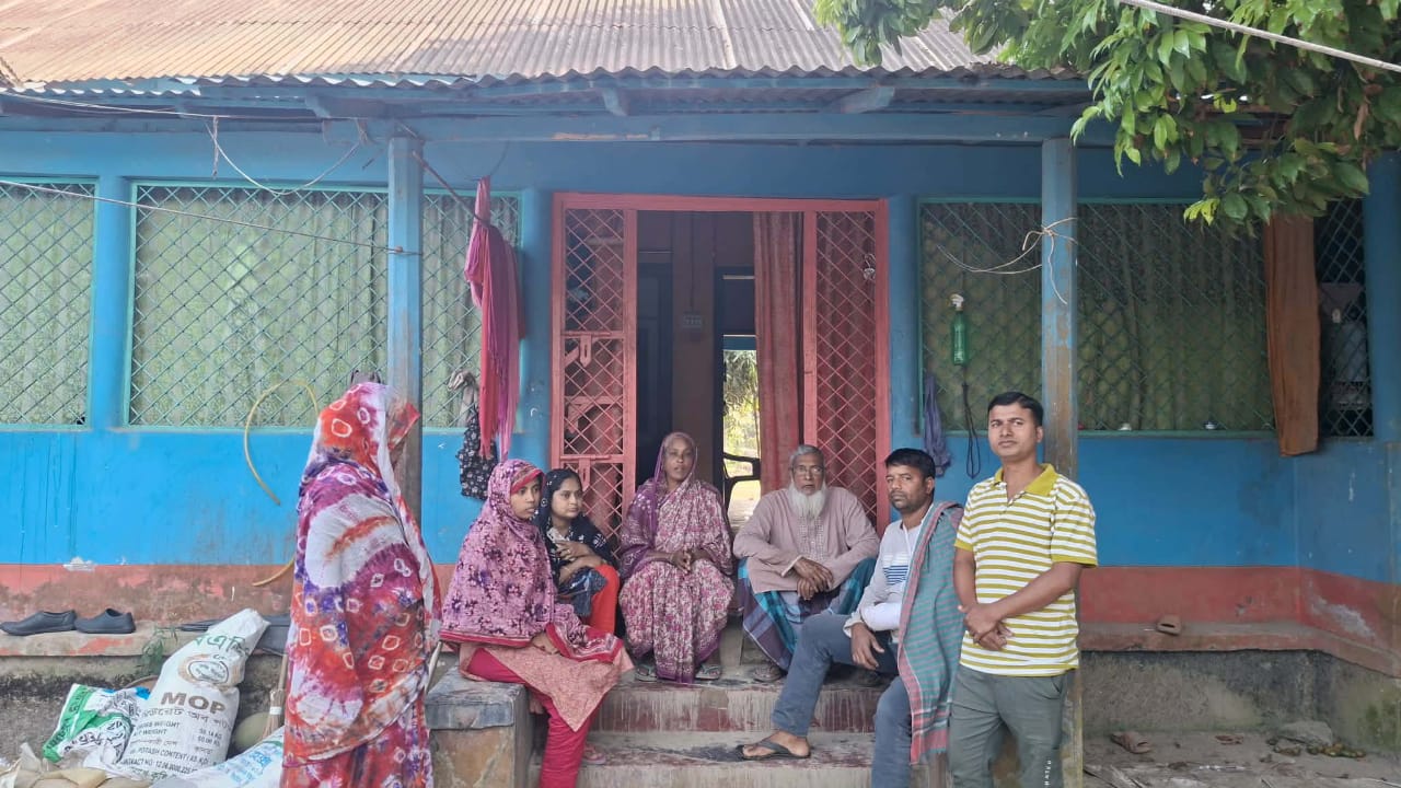 রাজবাড়ীতে বসতবাড়ীতে নারকীয় তান্ডব হামলা-ভাংচুর ফসল-স্বর্ণালংকার ও সর্বস্ব লুট