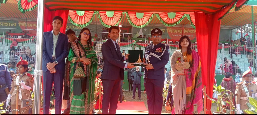 কুমিল্লায় মহান বিজয় দিবস উপলক্ষে বর্ণাঢ্য কুচকাওয়াজ ও পুরস্কার বিতরণ
