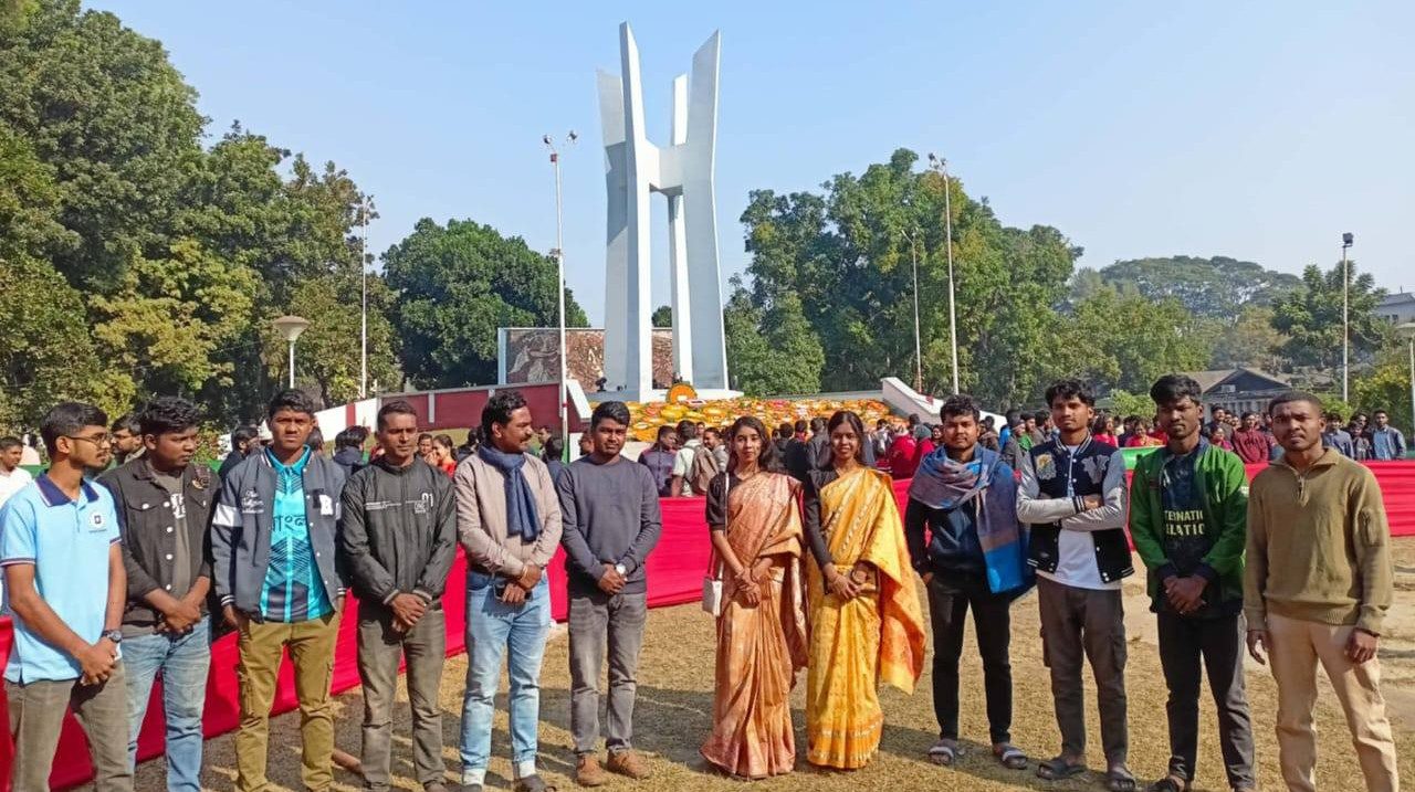 মহান বিজয় দিবসে আদিবাসী ছাত্র পরিষদ রাবি শাখা’র শ্রদ্ধাঞ্জলি নিবেদন
