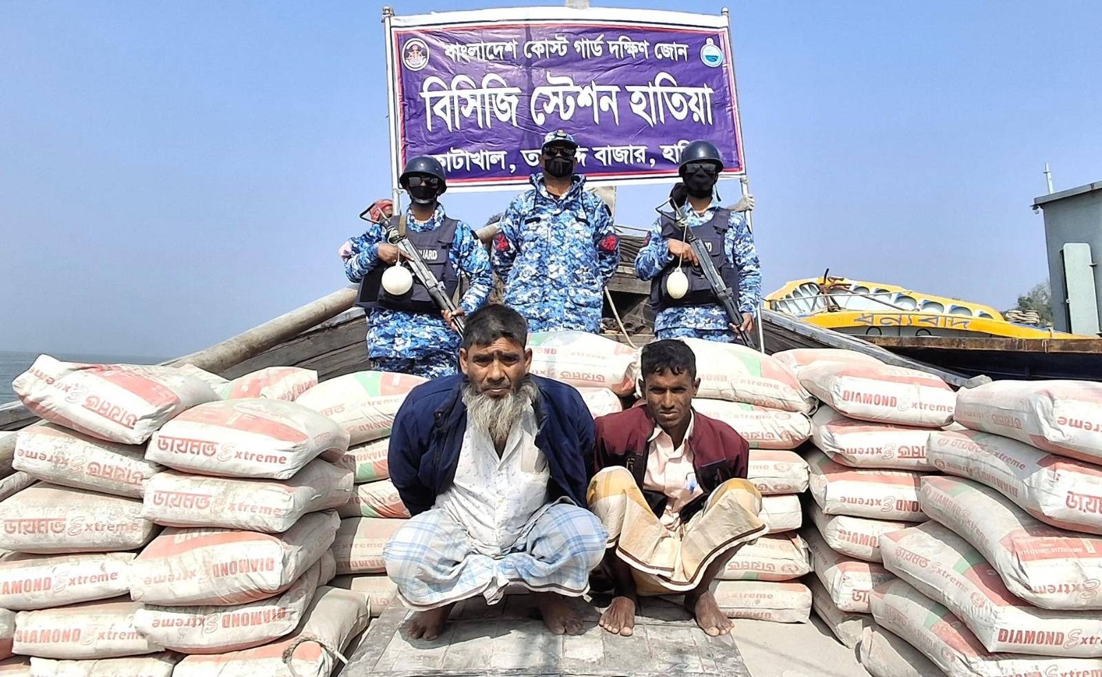 নোয়াখালীতে মায়ানমারে পাচারকালে সিমেন্টসহ ২ পাচারকারী আটক