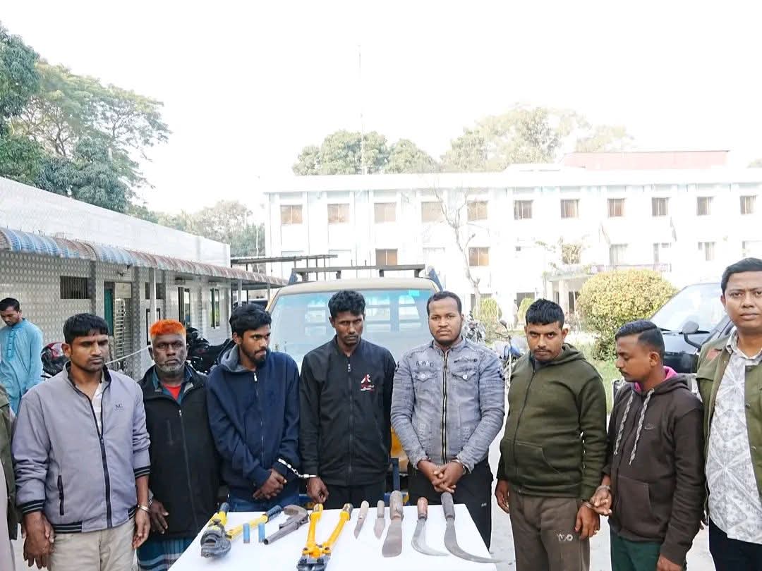 কুমিল্লায় ডিবি পুলিশের অভিযানে ডাকাত চক্রের সর্দারসহ আটক-৭