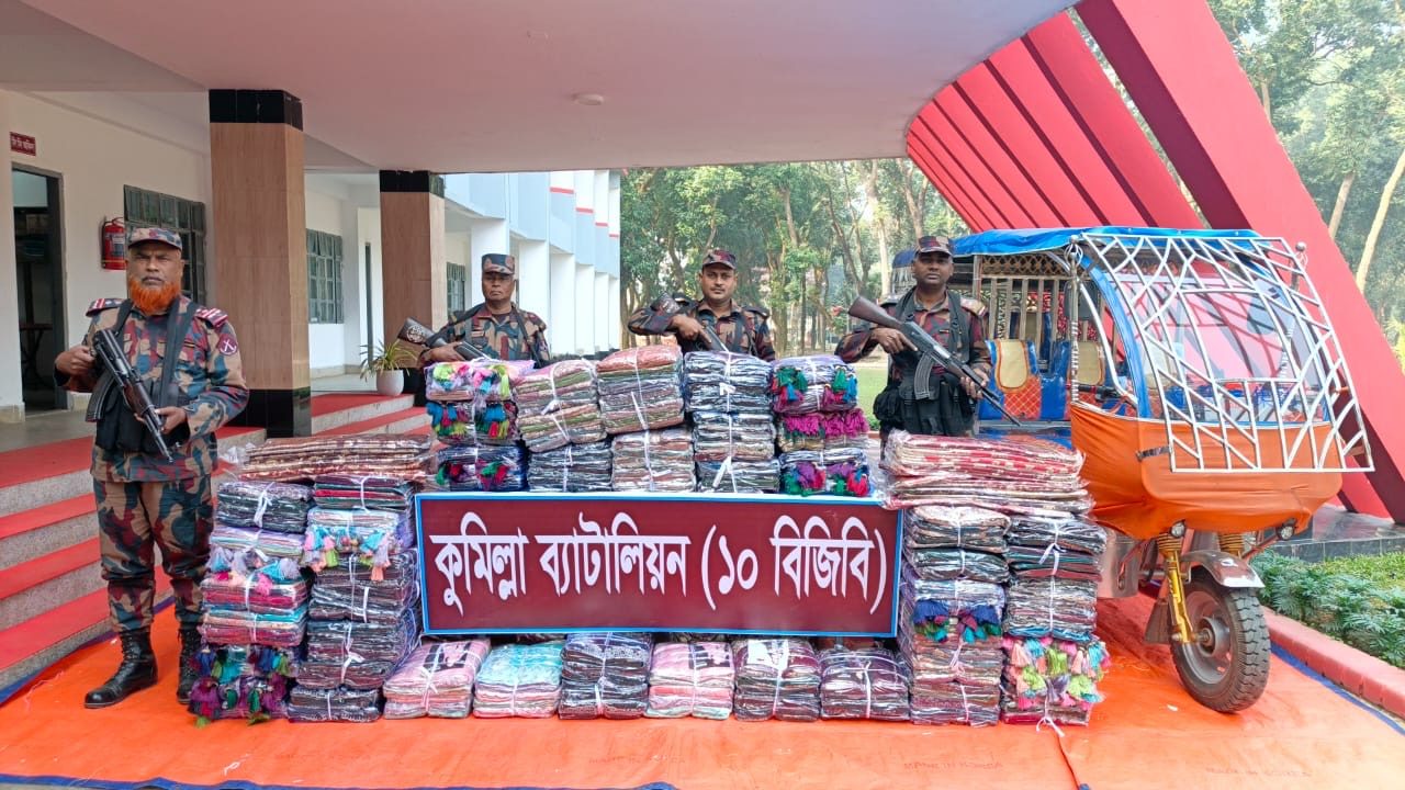 ১০-বিজিবির অভিযানে অর্ধকোটি টাকার অবৈধ ভারতীয় শাড়ি উদ্ধার