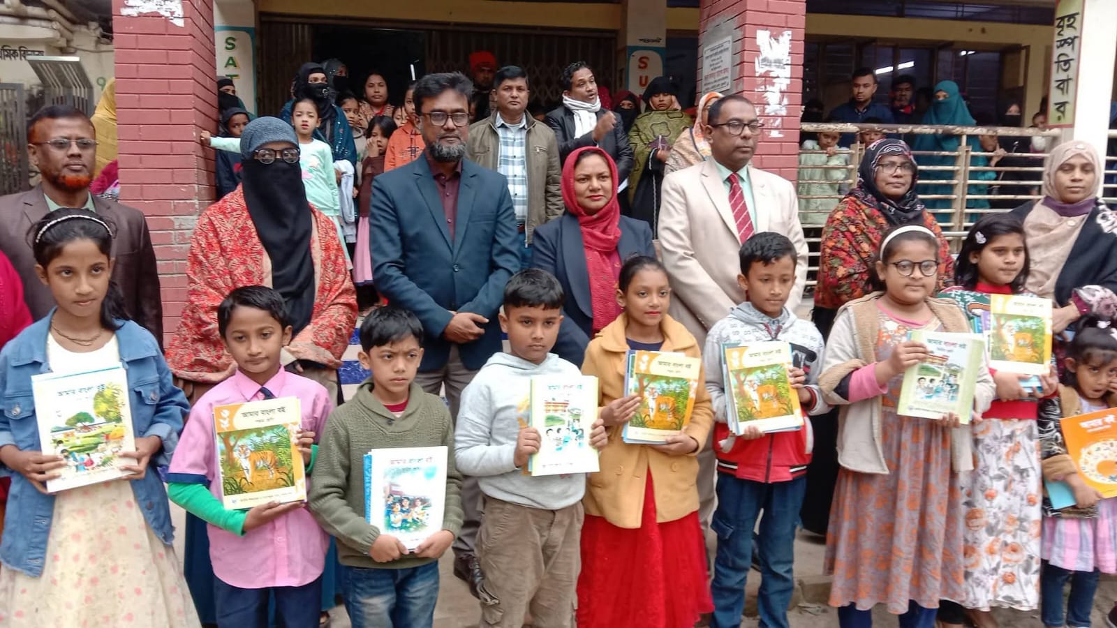 জাতীয় শোক দিবসে বই বিতরণ উৎসব-নিষেধাজ্ঞা মানা হয়নি সেনবাগে