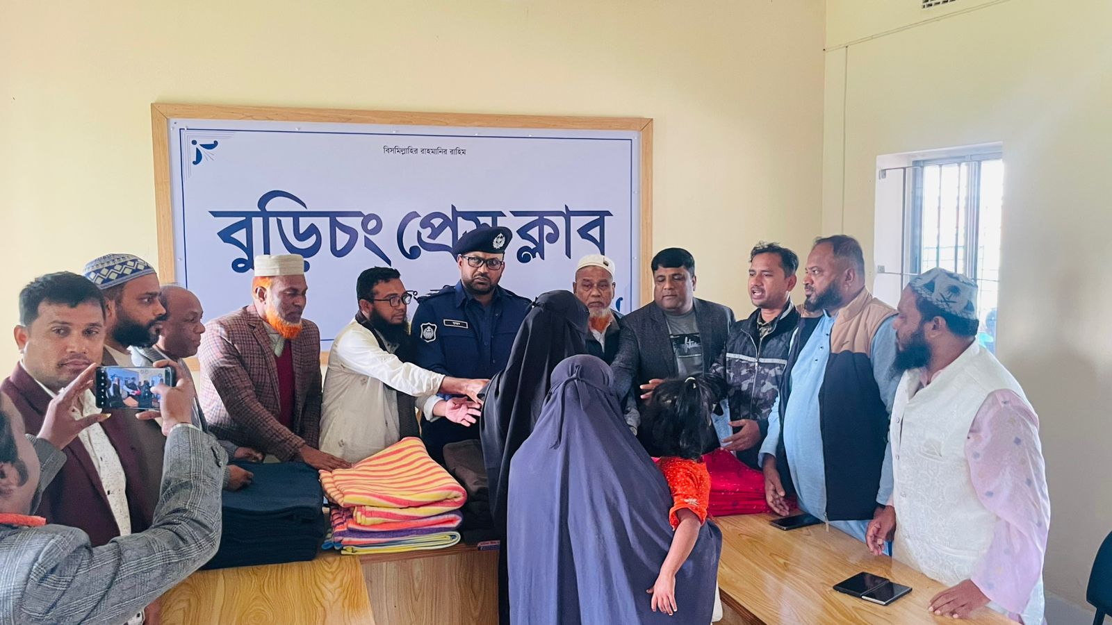 কুমিল্লা বুড়িচং প্রেসক্লাবের উদ্যোগে শীতার্তদের মাঝে কম্বল বিতরণ