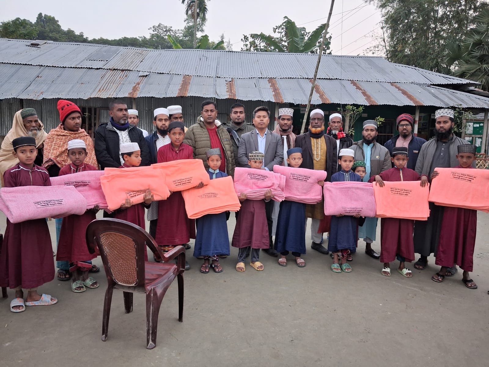 নোয়াখালীতে উপজেলা প্রশাসনের উদ্যোগে কম্বল বিতরণ