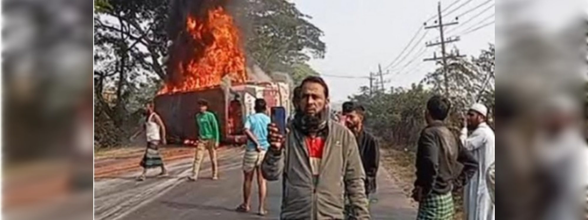 কুমিল্লায় বাস-অটোরিকশা-মোটরসাইকেল সংঘর্ষে অগ্নিদগ্ধ হয়ে চারজনের মৃত্যু
