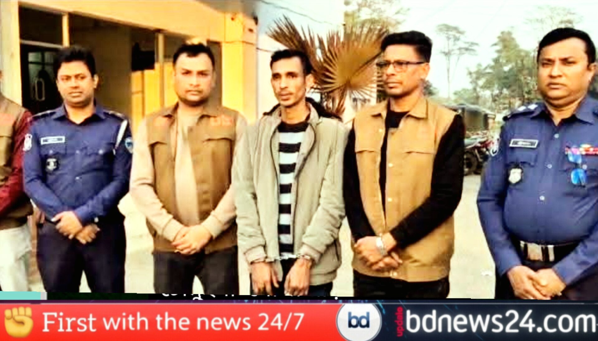নোয়াখালীতে যৌথ অভিযানে শীর্ষ সন্ত্রাসী রমিজ ও তার বাবা গ্রেফতার-আগ্নেয়াস্ত্রও গুলি উদ্ধার