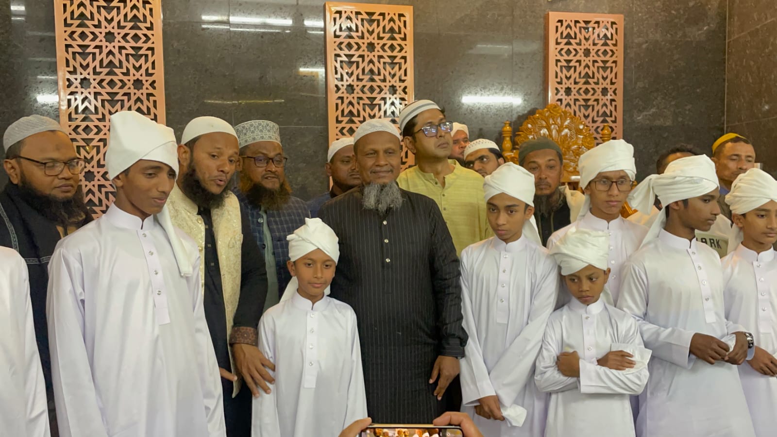 ঘরে ঘরে আলোকিত মানুষ গড়ার কারিগর ‘বাগে ইব্রাহিম মাদ্রাসা’, ১২ হাফেজকে পাগড়ি ও সম্মাননা প্রদান
