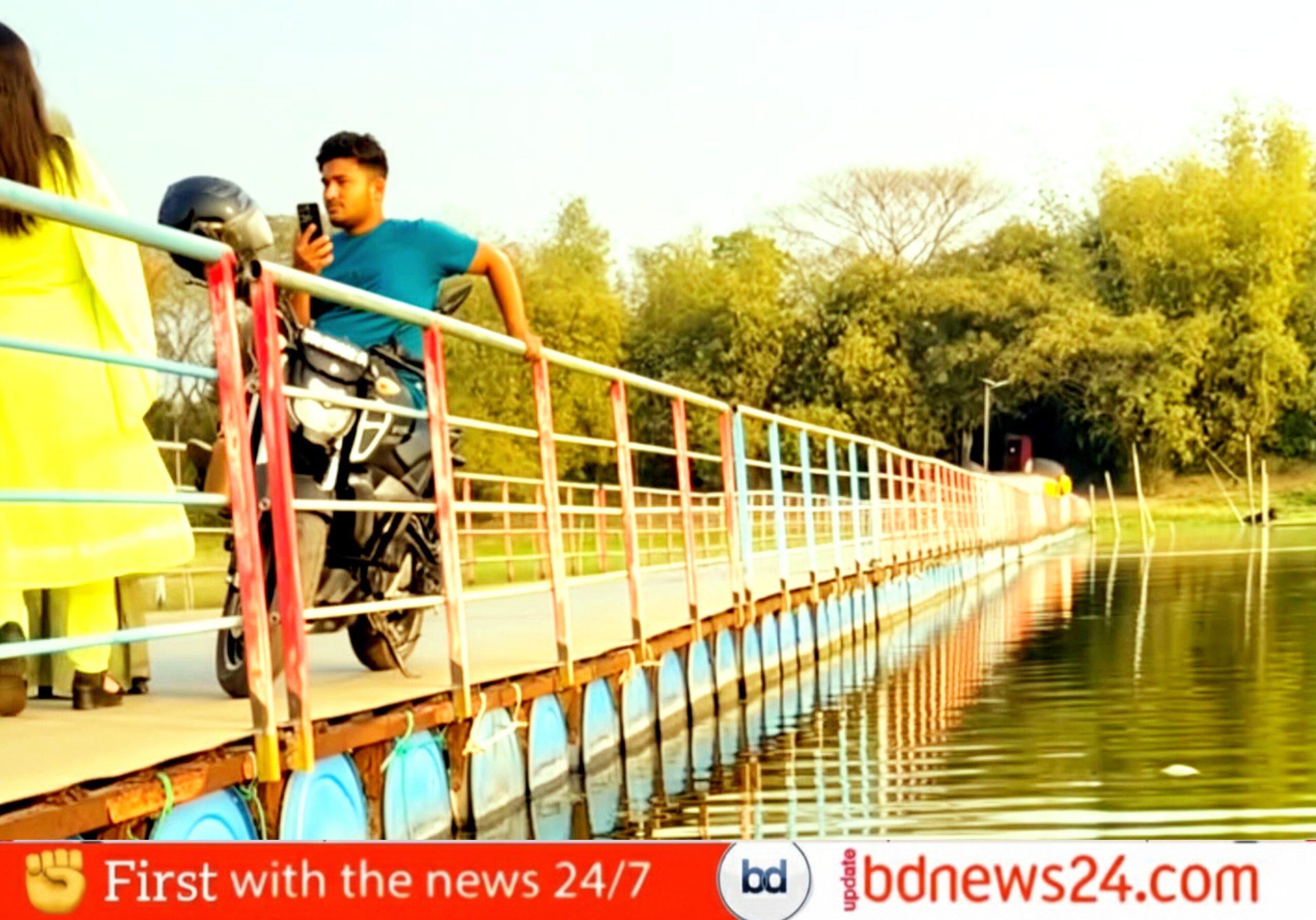 সরকারের অনুদান ছাড়াই ১৪৮ পরিবারের স্ব-উদ্যোগে নির্মিত সেই ভাসমান সেতুতে পর্যটকদের ঢল