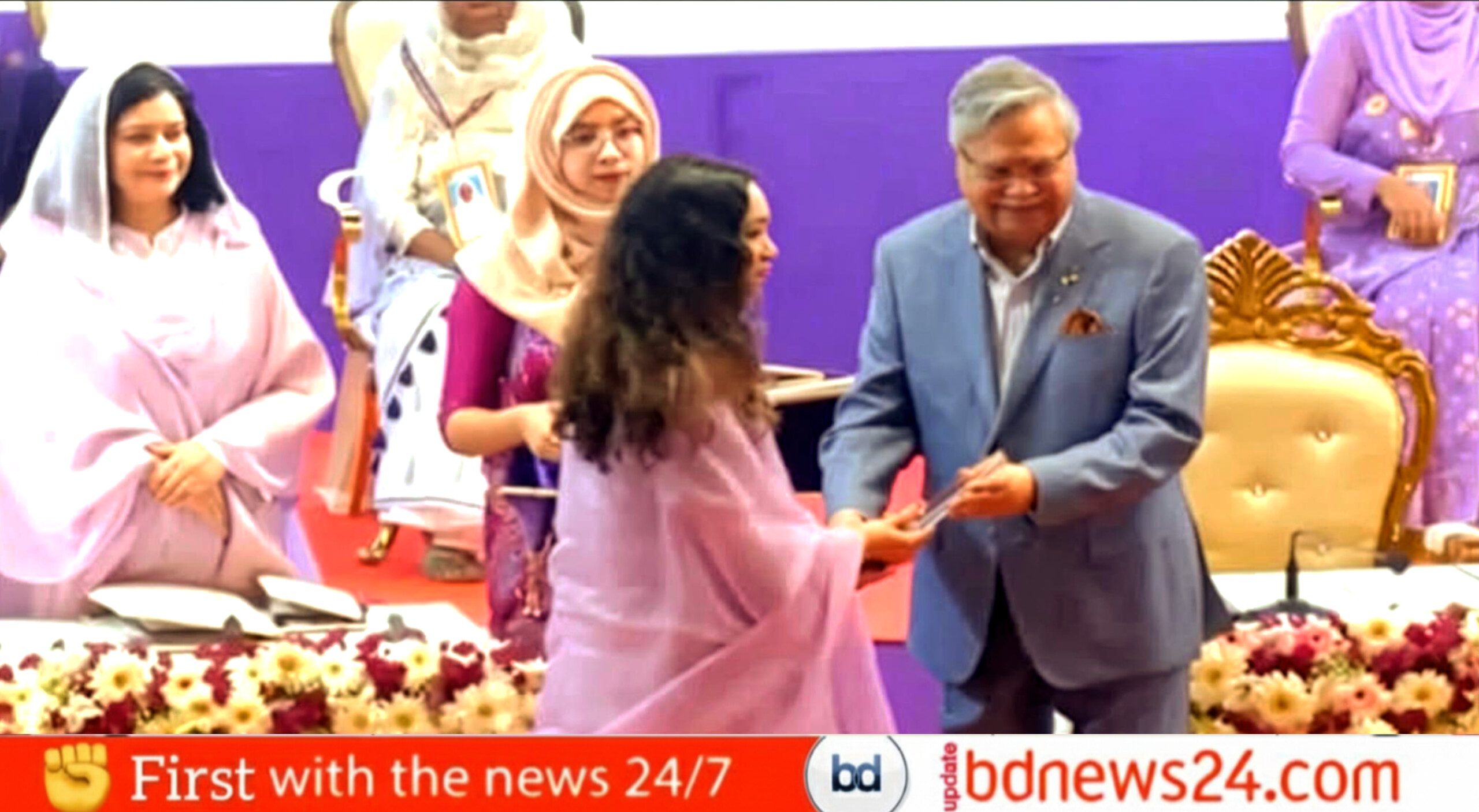 নারী শিক্ষা ও গণতন্ত্রে অবদান: মরণোত্তর ‘অদম্য নারী’ পুরস্কার পেলেন খালেদা জিয়া