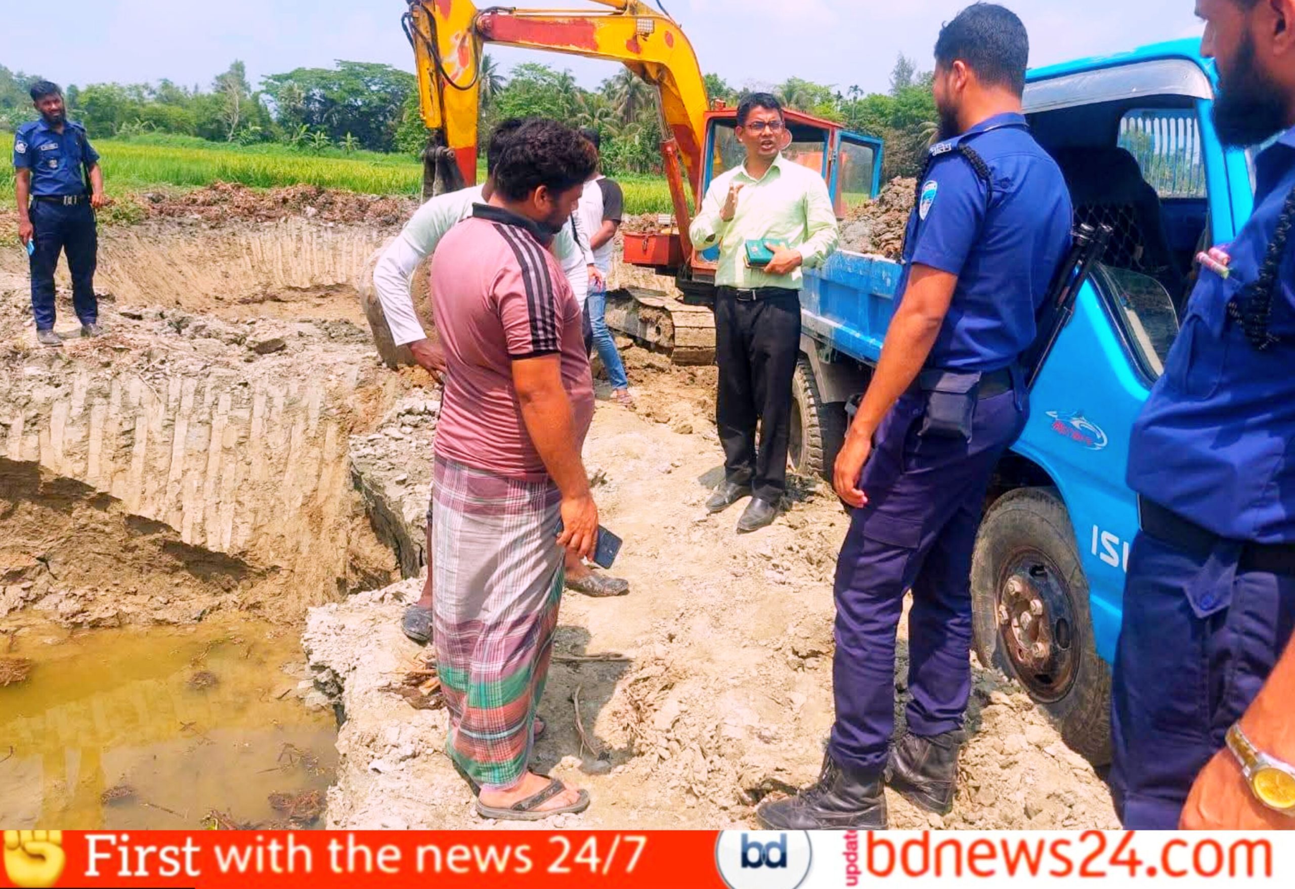 নোয়াখালীতে ফসলি জমির মাটি কাটায় ৭০ হাজার টাকা জরিমানা এসিল্যান্ড সাদাত হোসেনের ঝটিকা অভিযান
