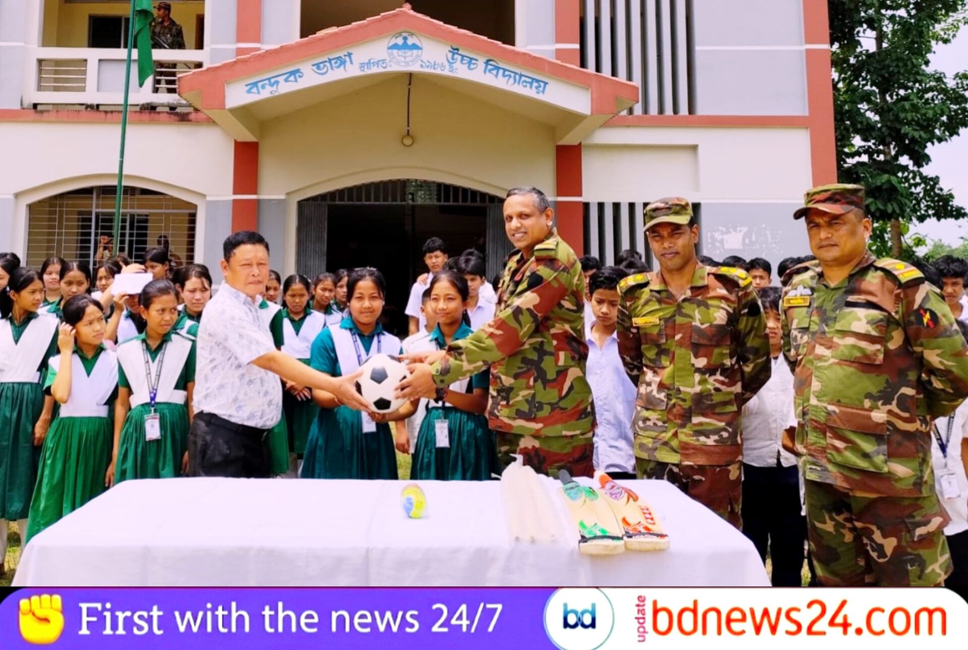 নানিয়ারচর জোন কর্তৃক বন্দুকভাঙ্গা উচ্চ বিদ্যালয়ের শিক্ষার্থীদের ক্রীড়া সামগ্রী বিতরণ
