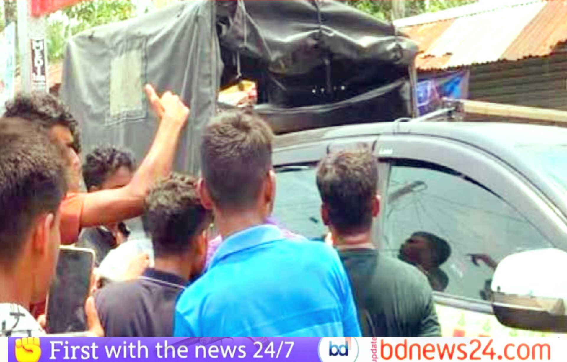 খুলনায় র্যাবের গাড়ি ভাঙচুর ২ আসামিকে ছিনিয়ে নিল জনতা