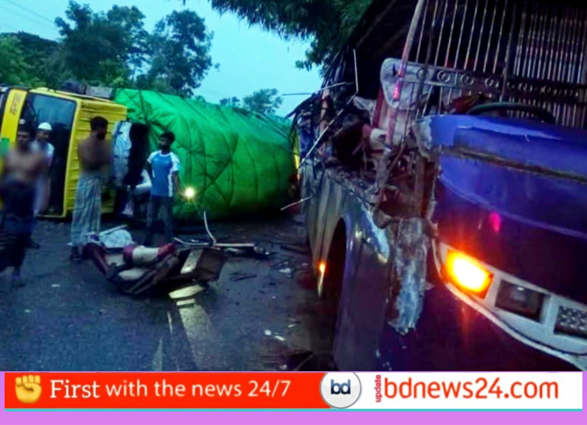 কুমিল্লায় বিকল ট্রাকের পেছনে বাসের ধাক্কায় নিহত-১, আহত-১০